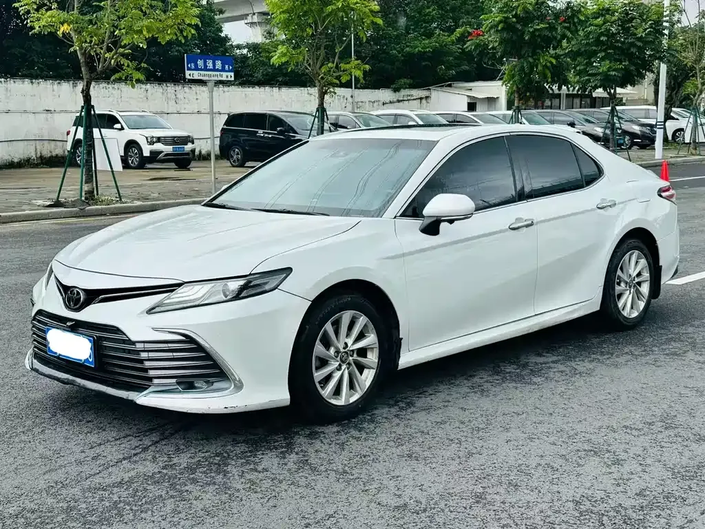 Toyota Camry — фото 1
