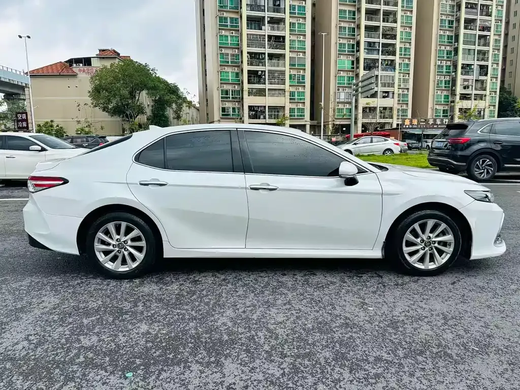 Toyota Camry — фото 5