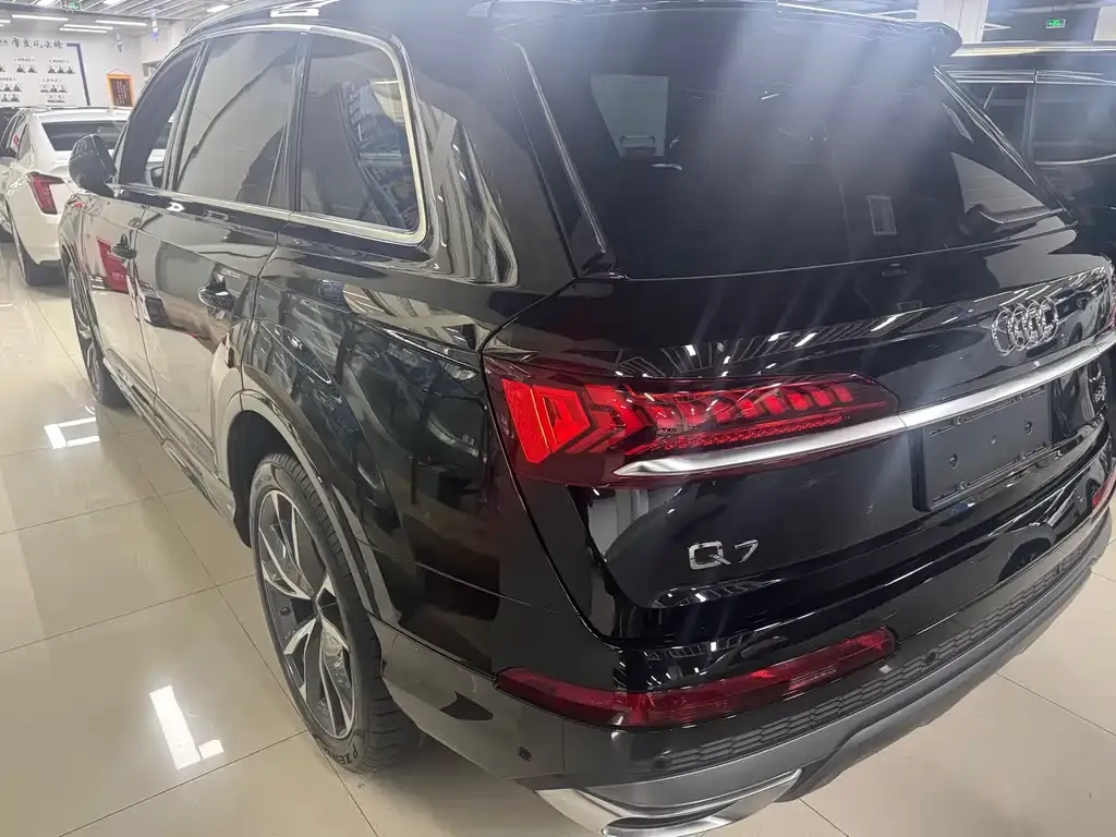 Audi Q7 — фото 8