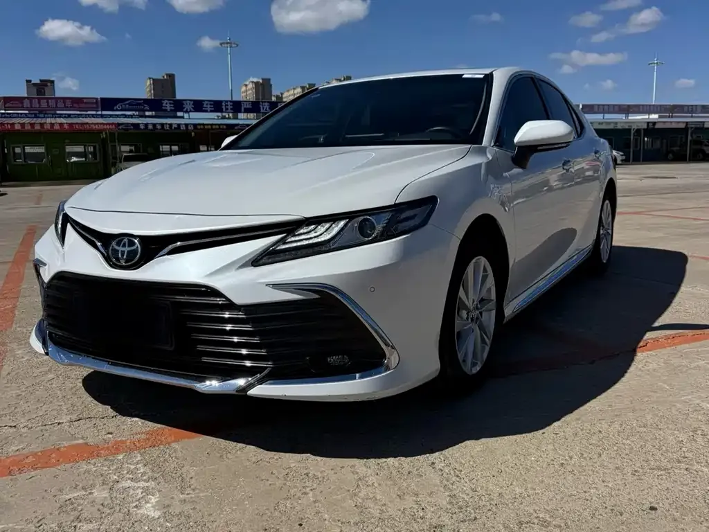 Toyota Camry — фото 1