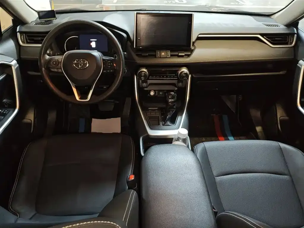Toyota RAV4 — фото 5