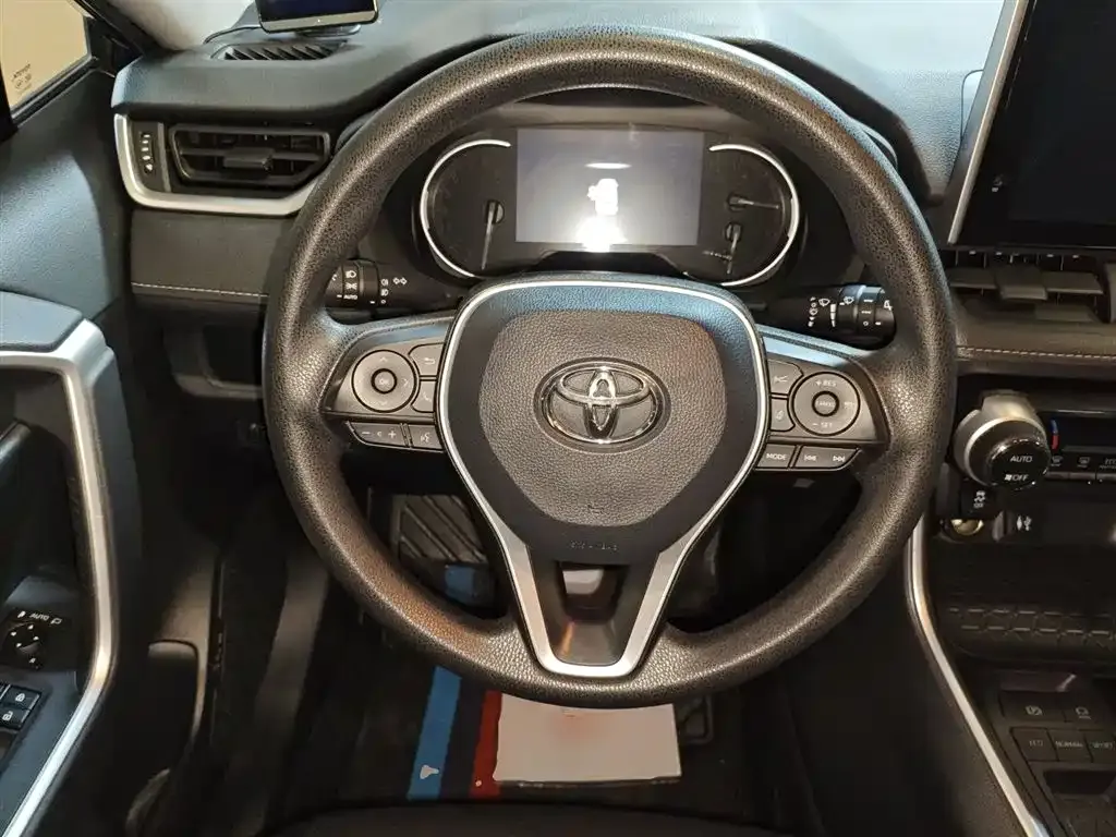 Toyota RAV4 — фото 9