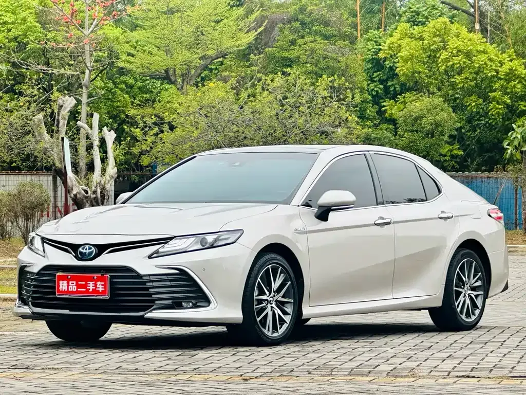 Toyota Camry — фото 1