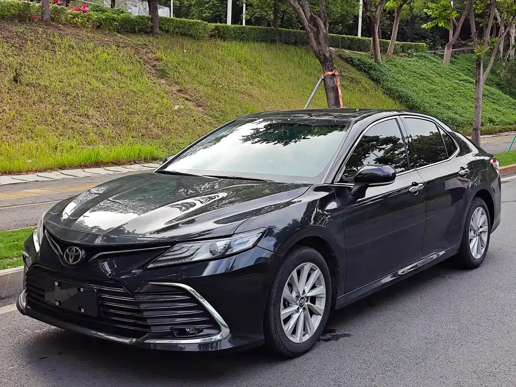 Toyota Camry — фото 1