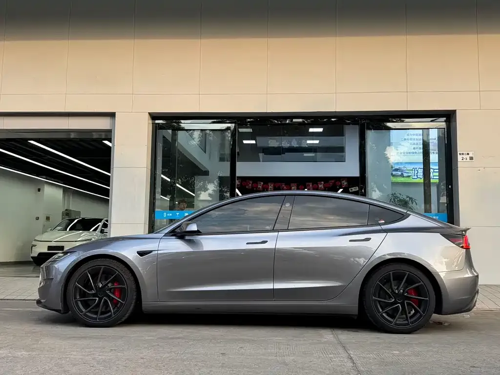 Tesla Model 3 — фото 2