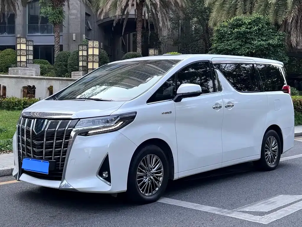 Toyota Alphard — фото 1