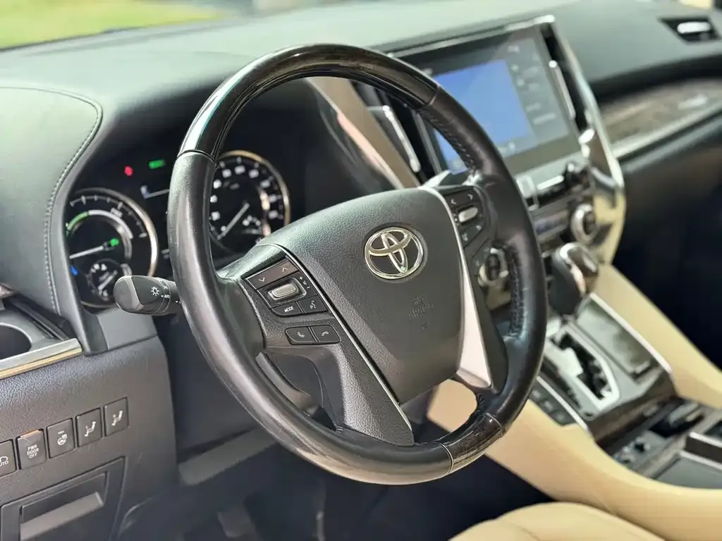 Toyota Alphard — фото 2