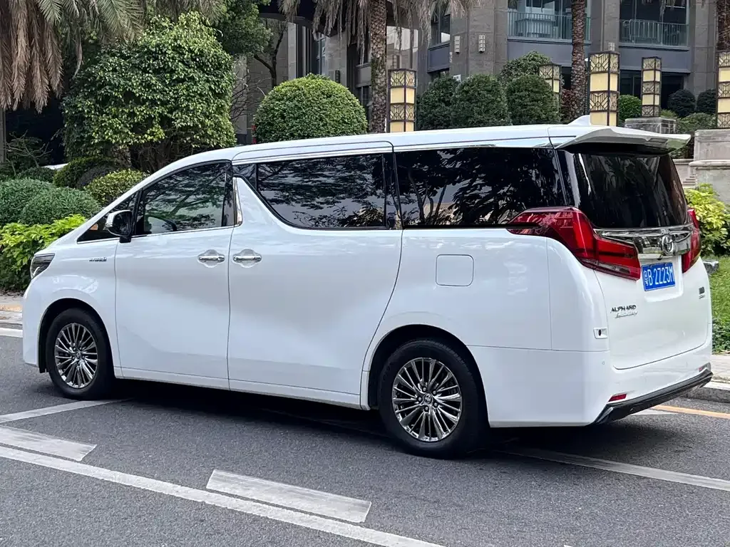 Toyota Alphard — фото 7