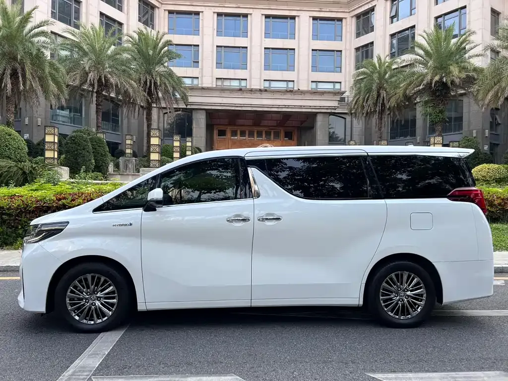 Toyota Alphard — фото 10
