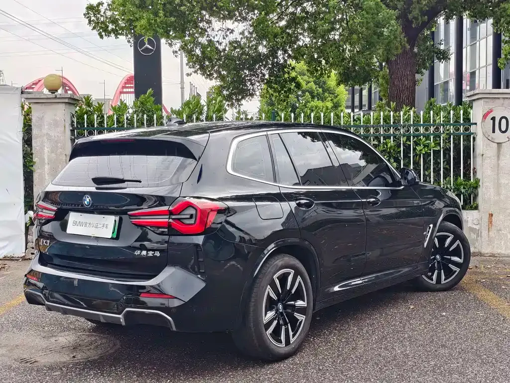 BMW iX3 — фото 8