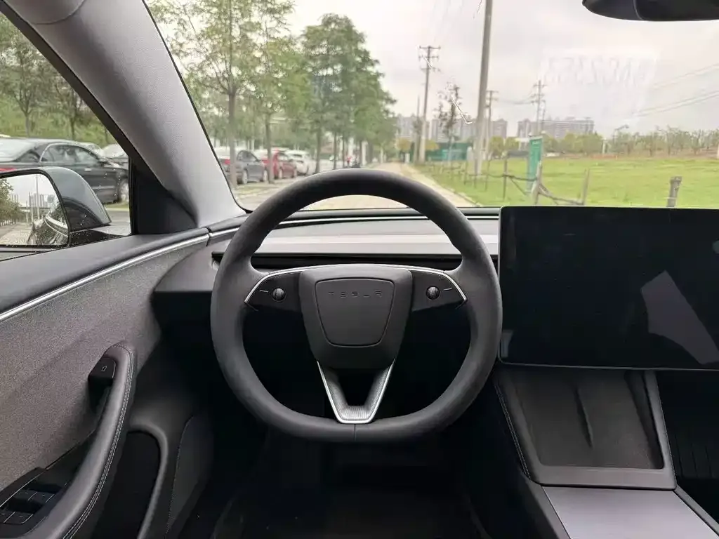 Tesla Model 3 — фото 9