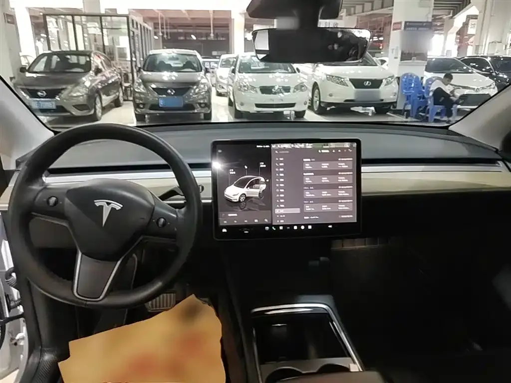 Tesla Model Y — фото 2