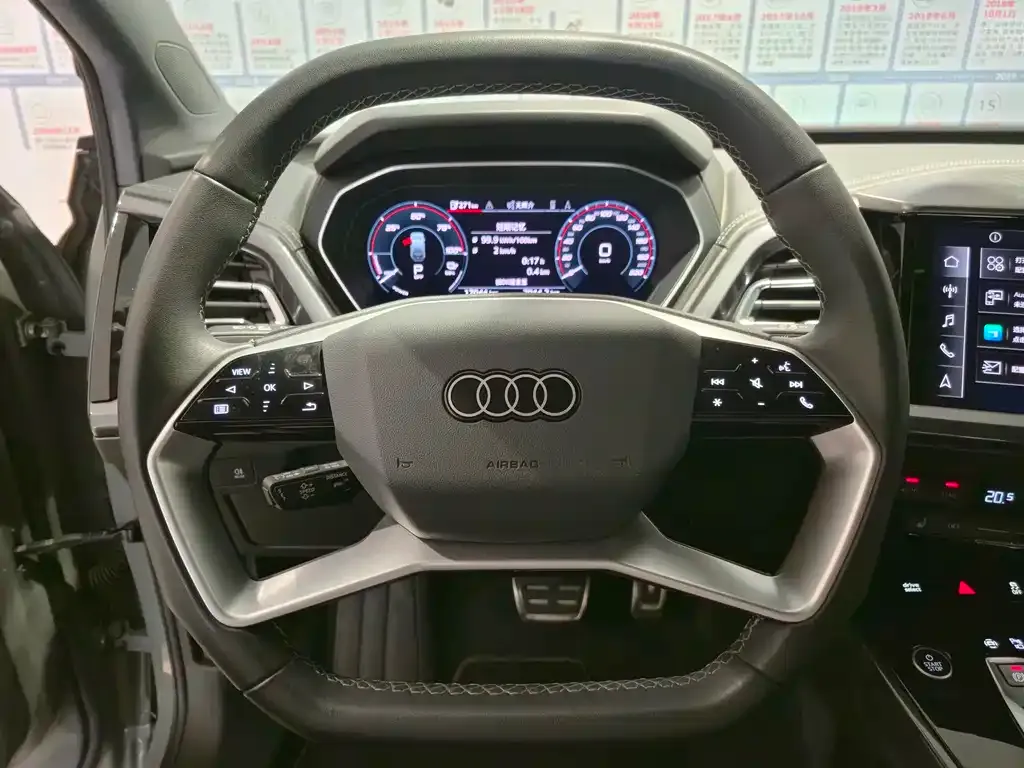 Audi Q4 e-tron — фото 2