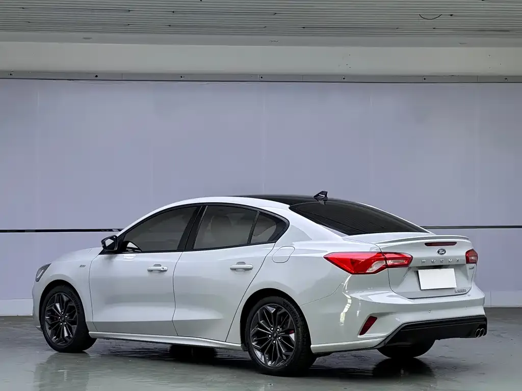 Ford Focus 2022 из CN, фото 9