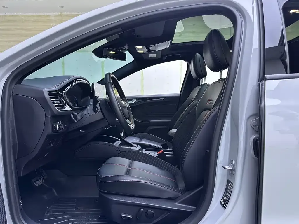Ford Focus 2022 из CN, фото 10