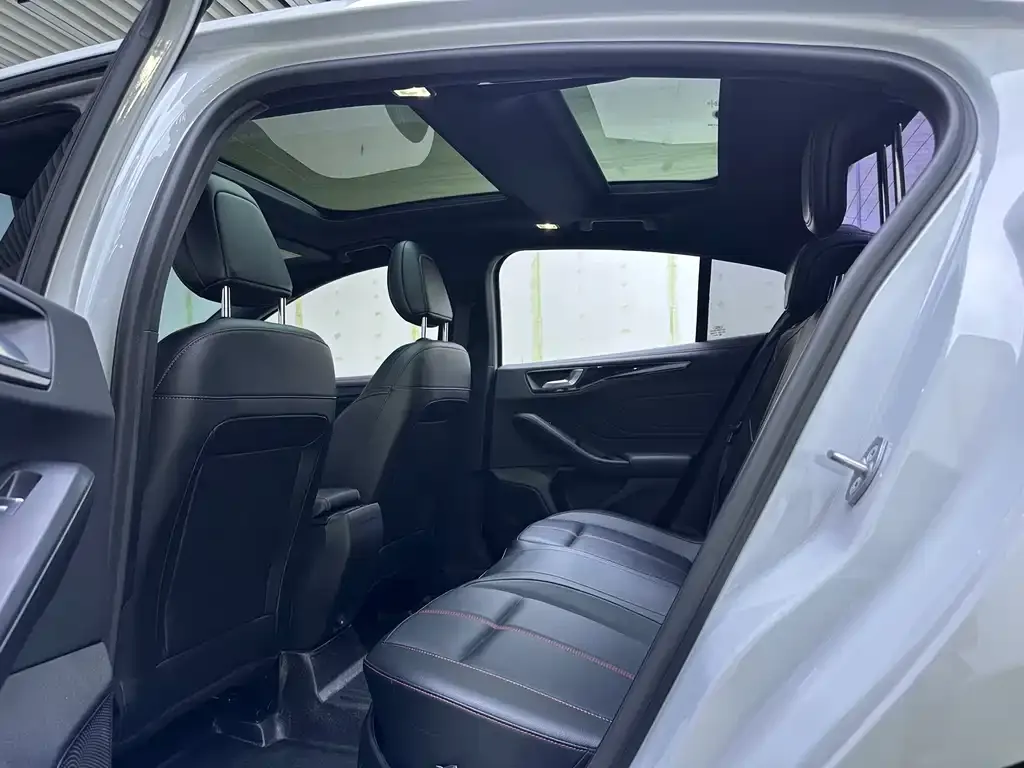 Ford Focus 2022 из CN, фото 8