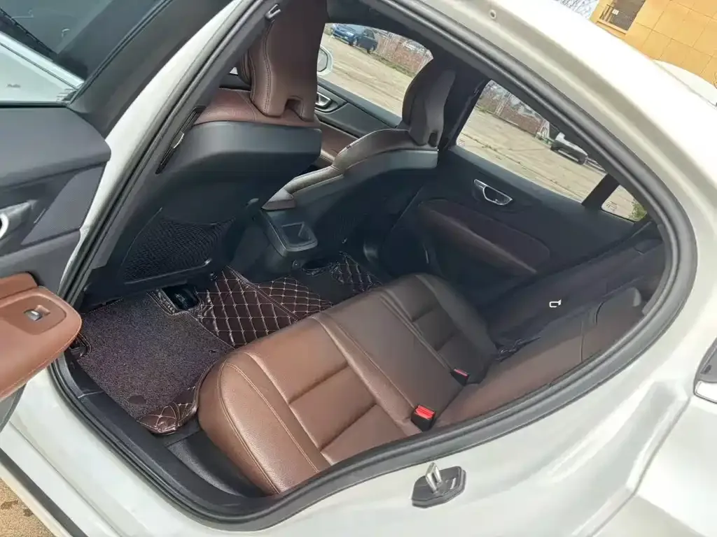 Volvo S60 2023 из CN, фото 2