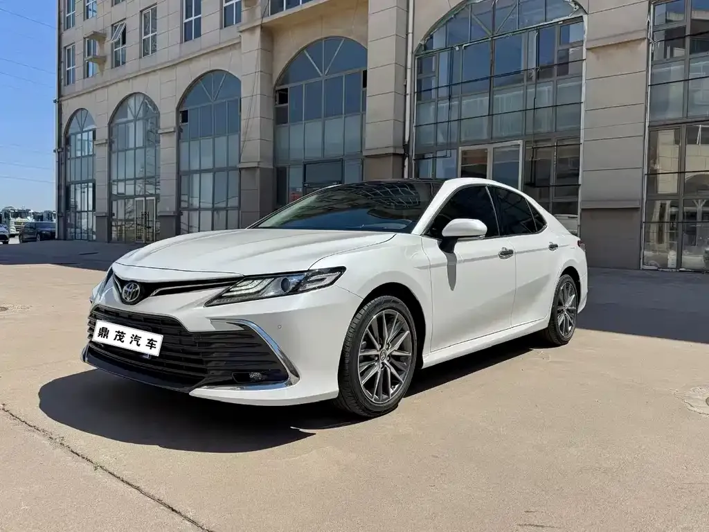 Toyota Camry — фото 1
