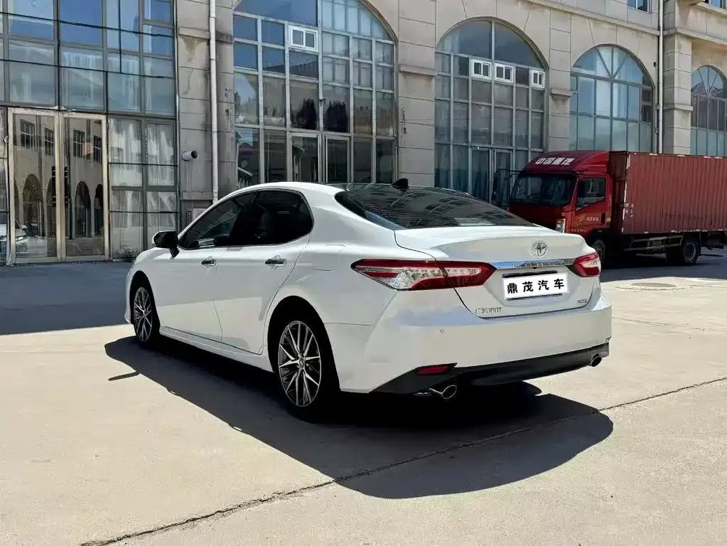 Toyota Camry — фото 2