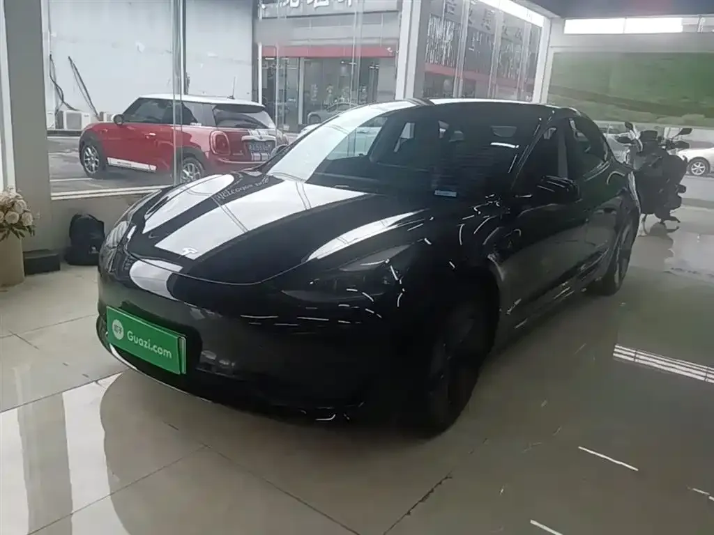 Tesla Model 3 — фото 1