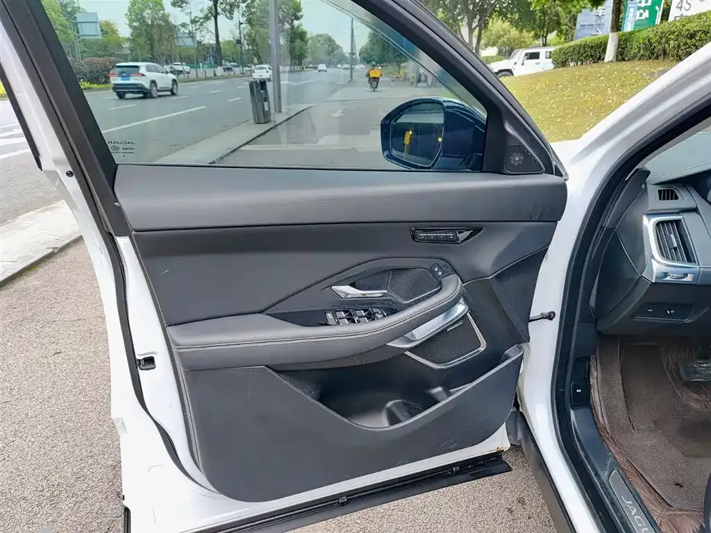 Jaguar E-PACE 2025 из CN, фото 4