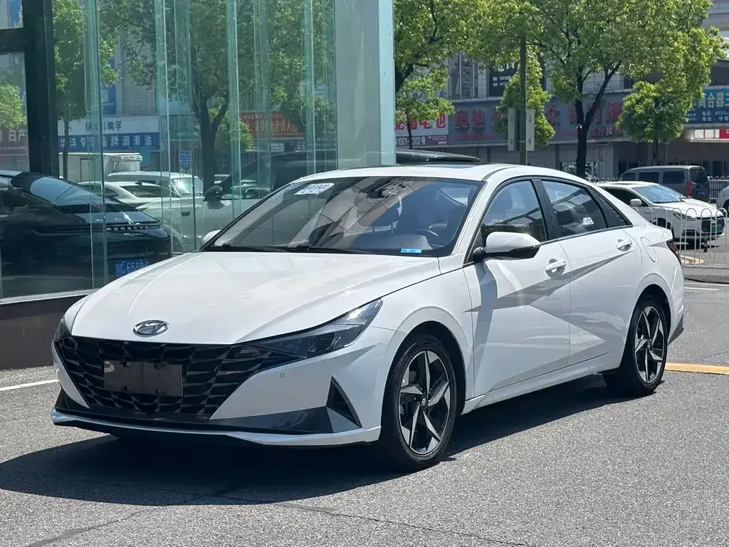 Hyundai Elantra — фото 1