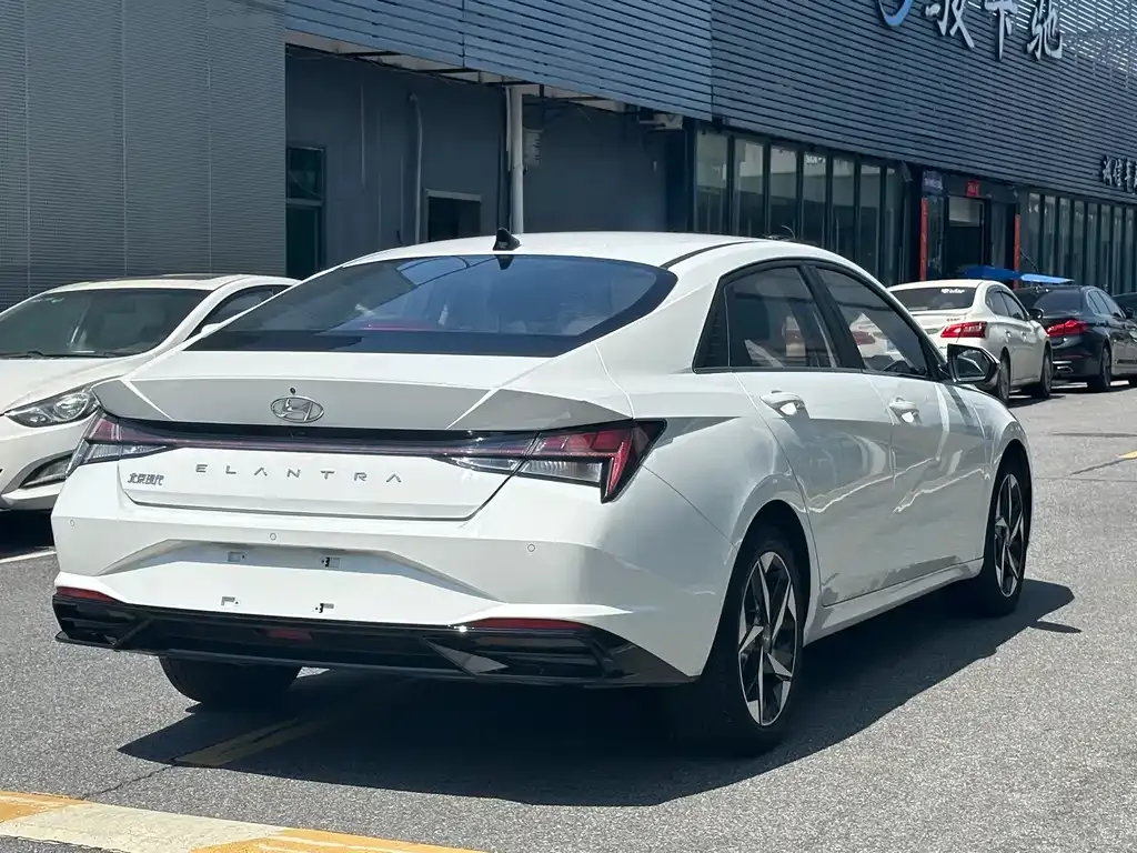 Hyundai Elantra — фото 6