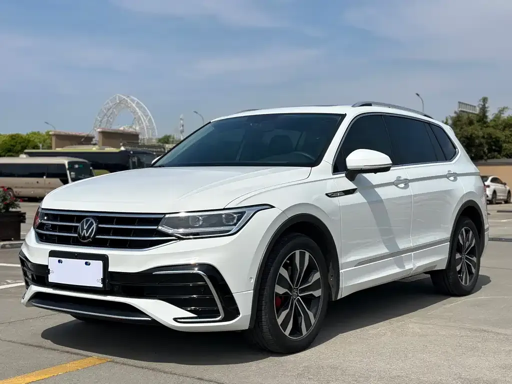 Volkswagen Tiguan L — фото 1
