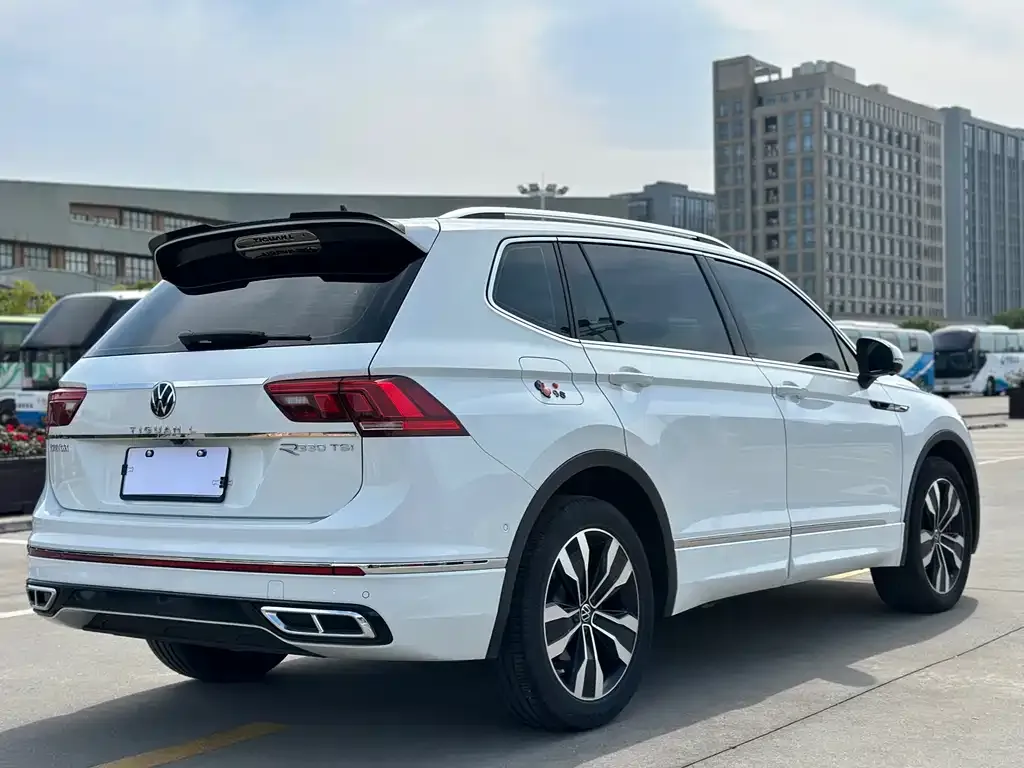 Volkswagen Tiguan L — фото 10