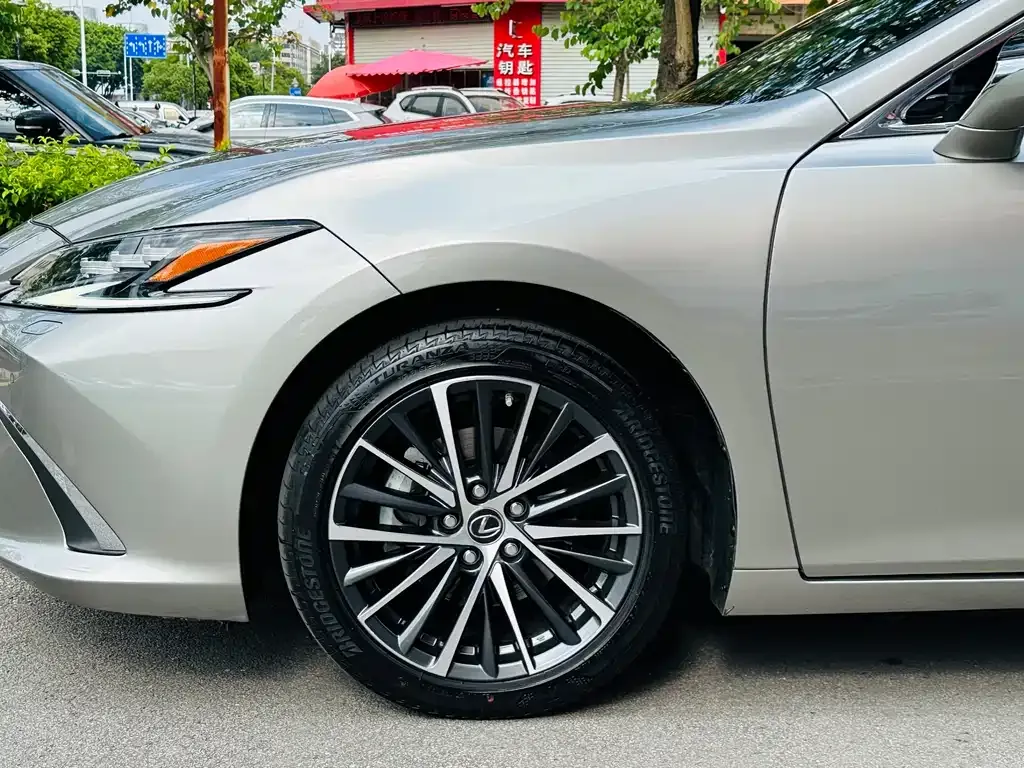 Lexus ES — фото 10