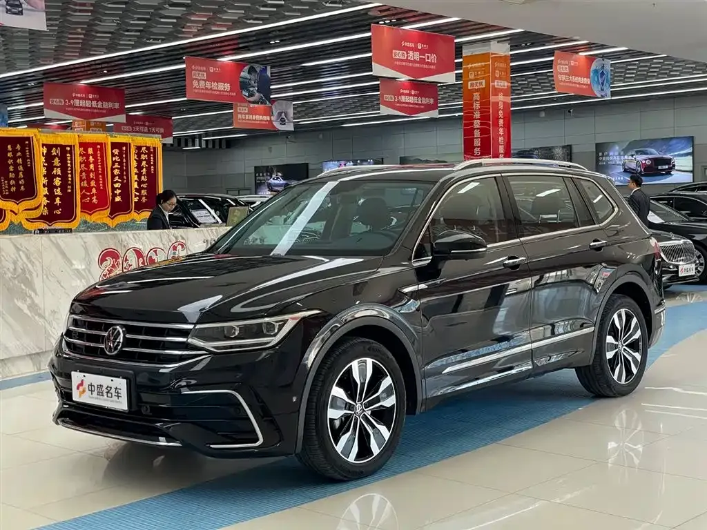 Volkswagen Tiguan L — фото 1
