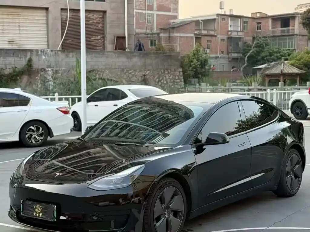Tesla Model 3 — фото 1