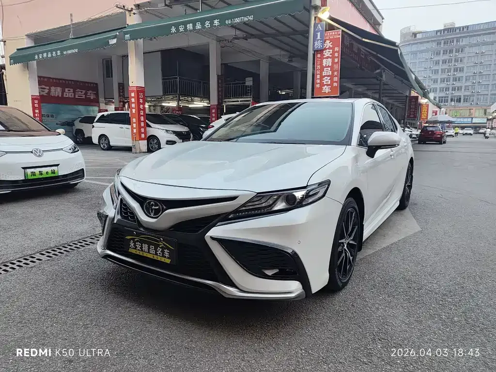 Toyota Camry — фото 1