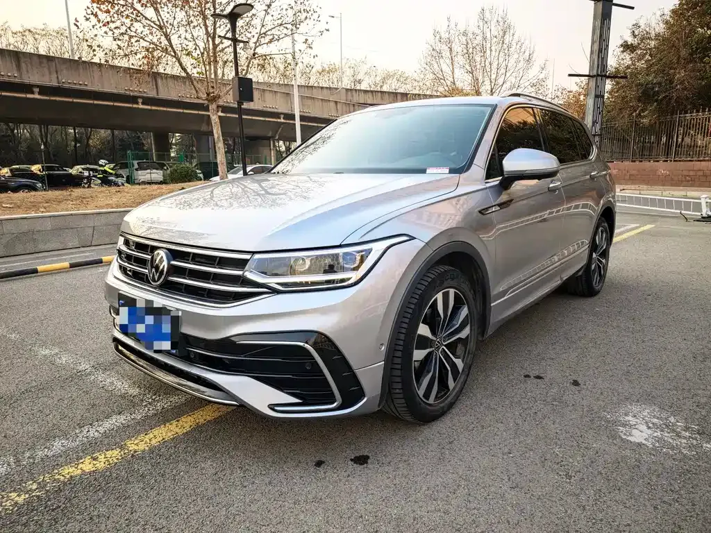 Volkswagen Tiguan L — фото 1