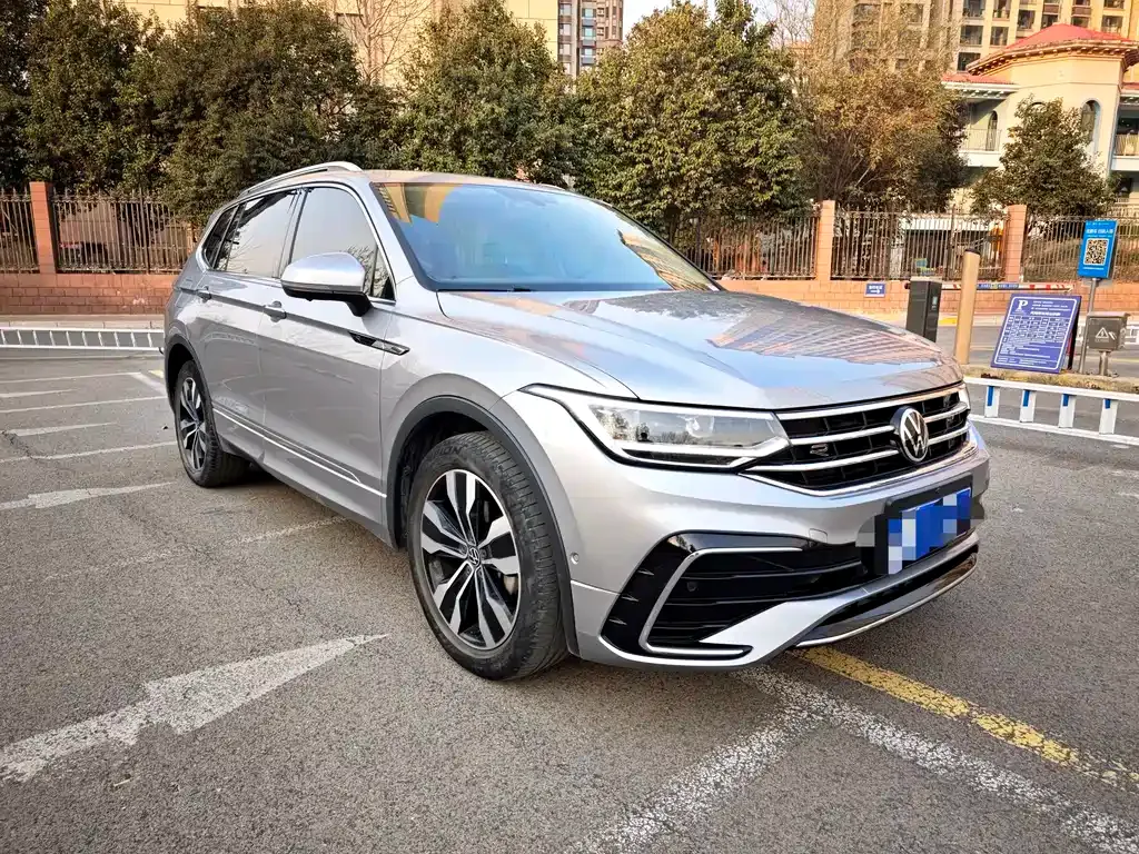 Volkswagen Tiguan L — фото 10