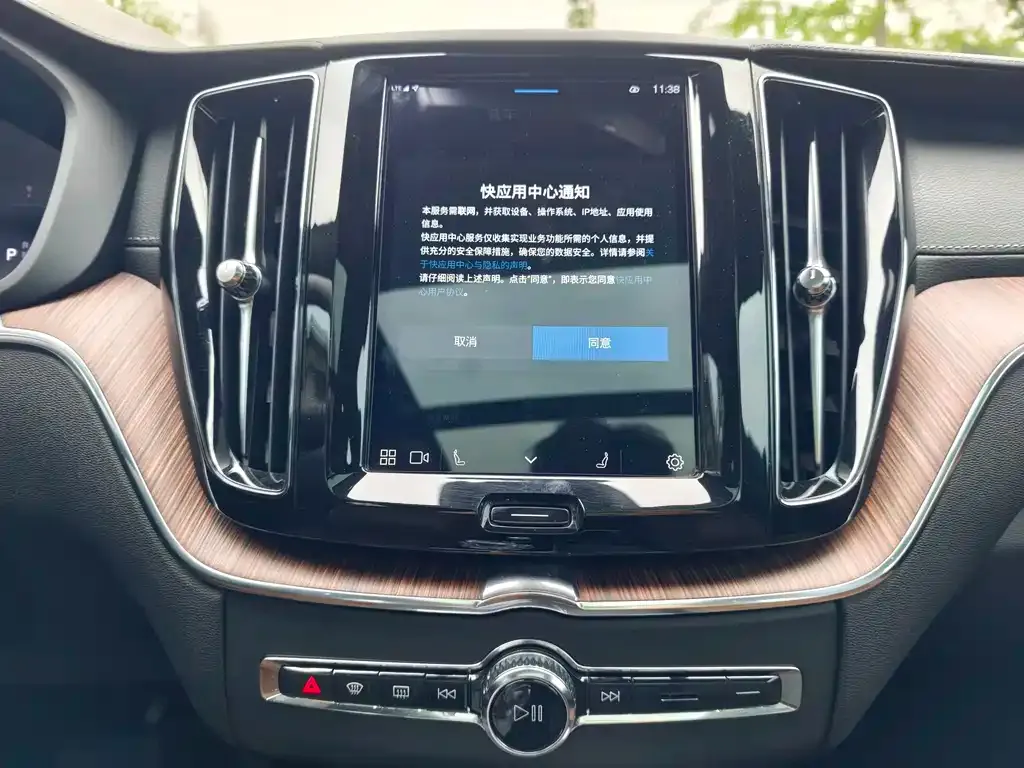 Volvo XC60 — фото 2