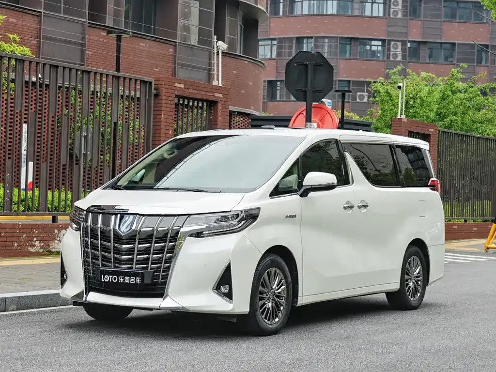 Toyota Alphard — фото 1