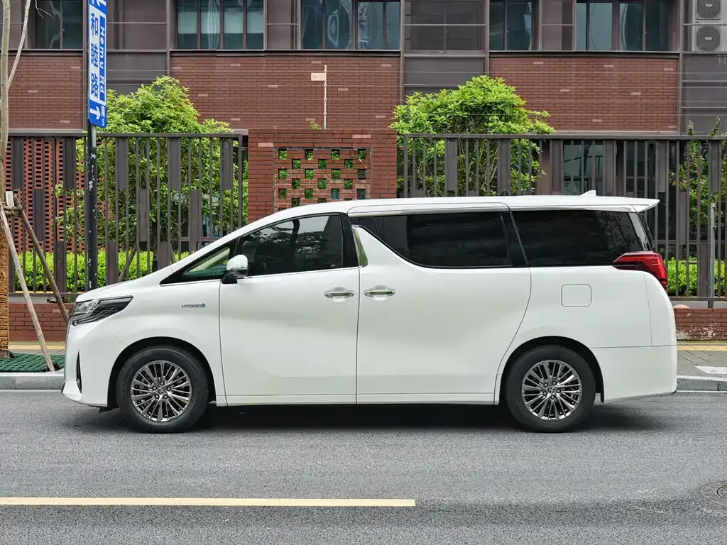 Toyota Alphard — фото 3