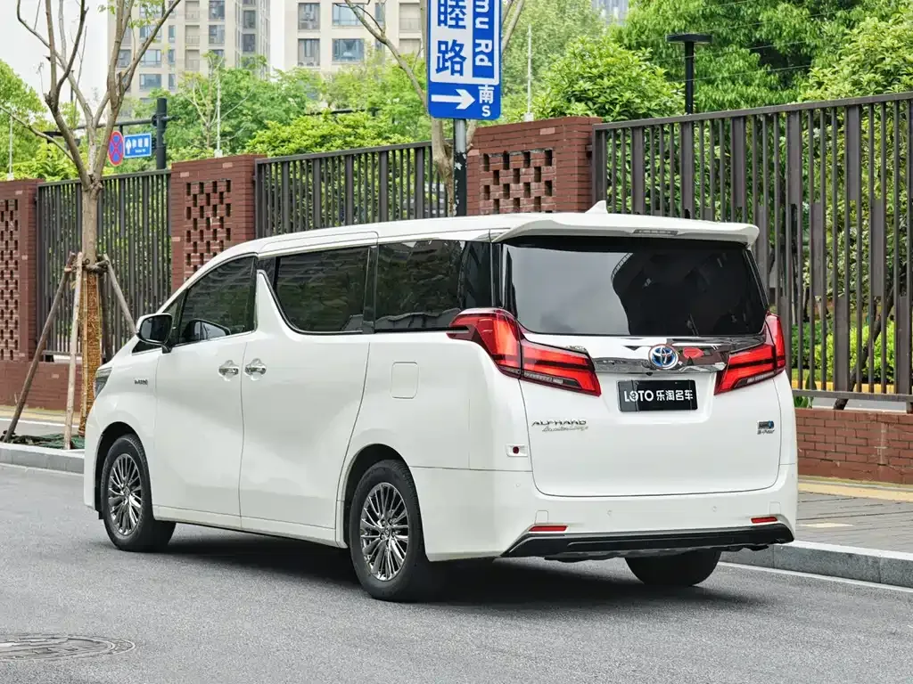 Toyota Alphard — фото 9