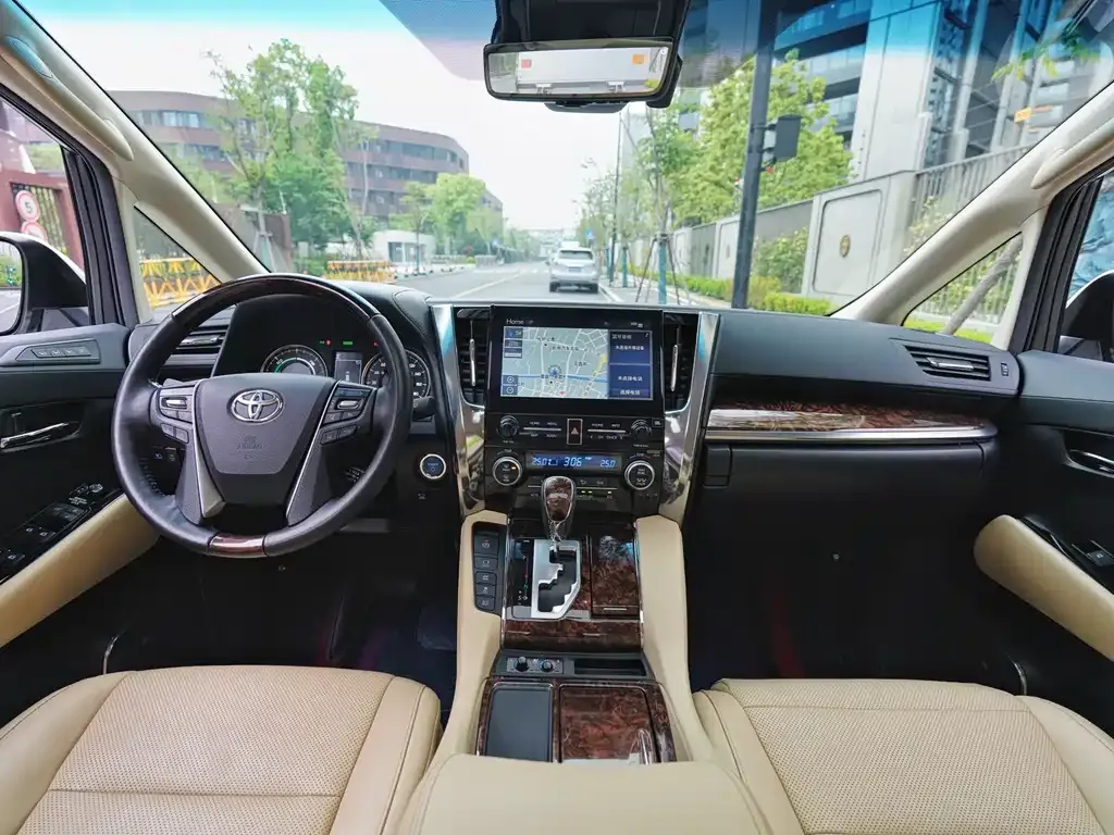 Toyota Alphard — фото 2