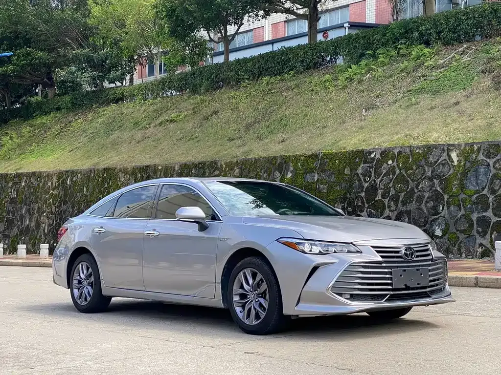 Toyota Avalon — фото 1