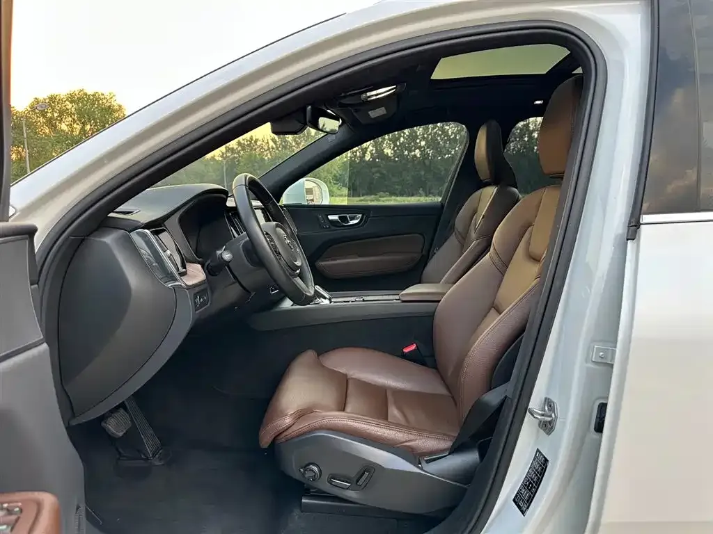 Volvo XC60 PHEV 2021 из CN, фото 2