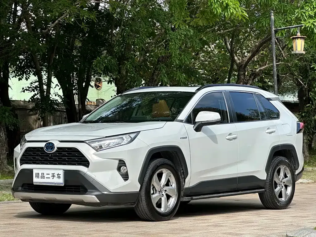Toyota RAV4 — фото 1