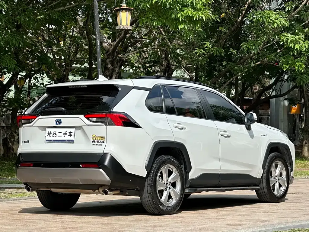Toyota RAV4 — фото 7
