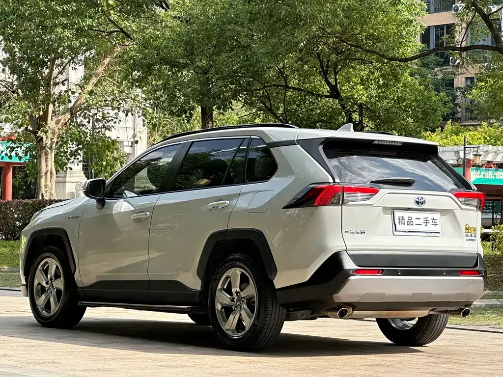 Toyota RAV4 — фото 8