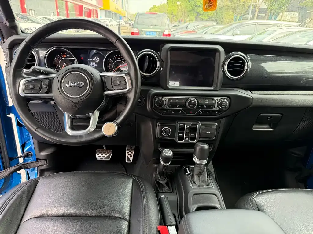 Jeep Wrangler — фото 7