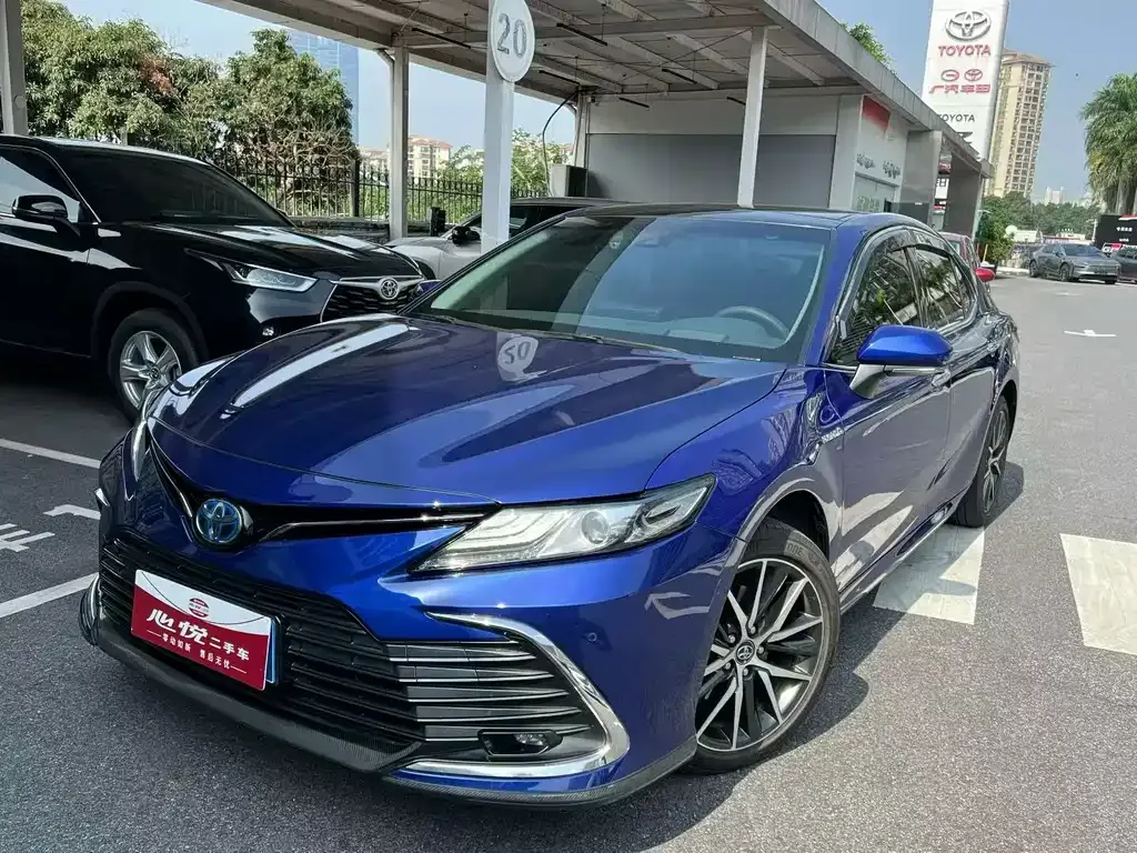 Toyota Camry — фото 1