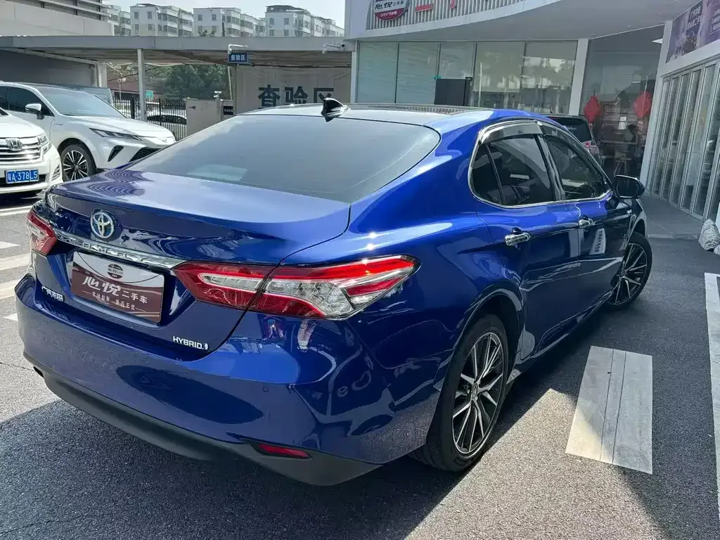 Toyota Camry — фото 6