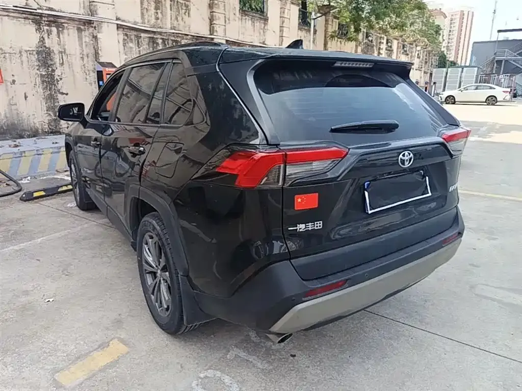 Toyota RAV4 — фото 8