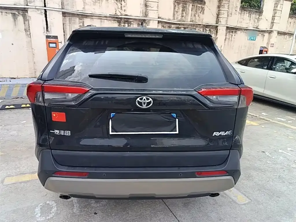 Toyota RAV4 — фото 7